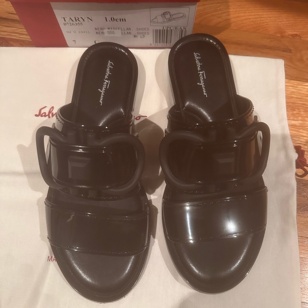 AUTHENTIC SALVATORE FERRAGAMO TARYN SANDAL